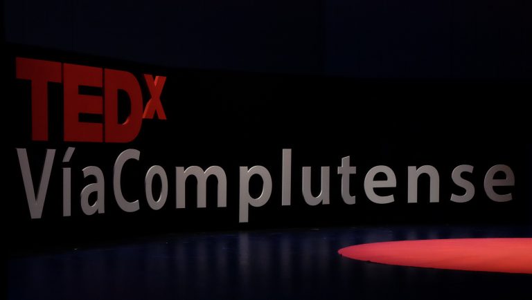 Logotipo del primer evento TEDxVíaComplutense celebrado en la ciudad de Alcalá de Henares